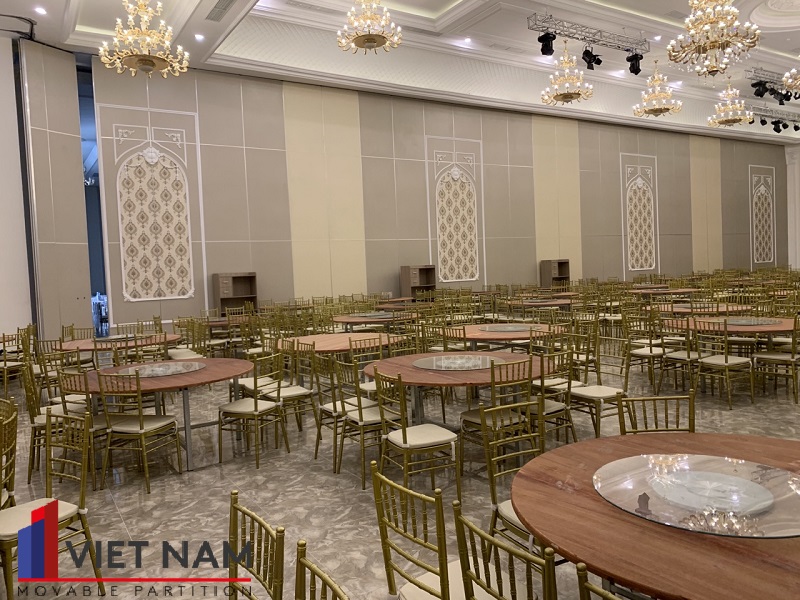 Vách ngăn hiện đại được thi công tỉ mỉ đến từng đường nét