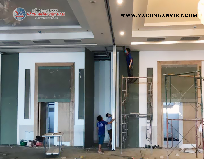 cho tấm vách ngăn vào ray treo